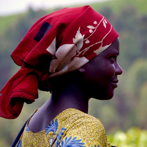 Une cueilleuse de thé coiffée d'un foulard rouge - Rwanda  - collection de photos clin d'oeil, catégorie portraits